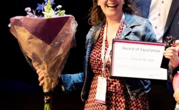 Ilona van der Loos ontvangt Award of Excellence Oncology Nursing 2022