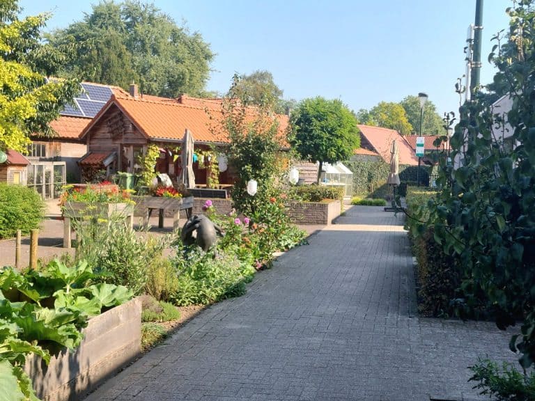 Gezellige tuin en wandelpad bij Vivent zorglocatie.