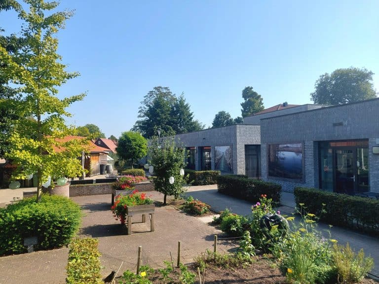 Gezellige tuin en buitenruimte bij Vivent met zitplaatsen en groen.